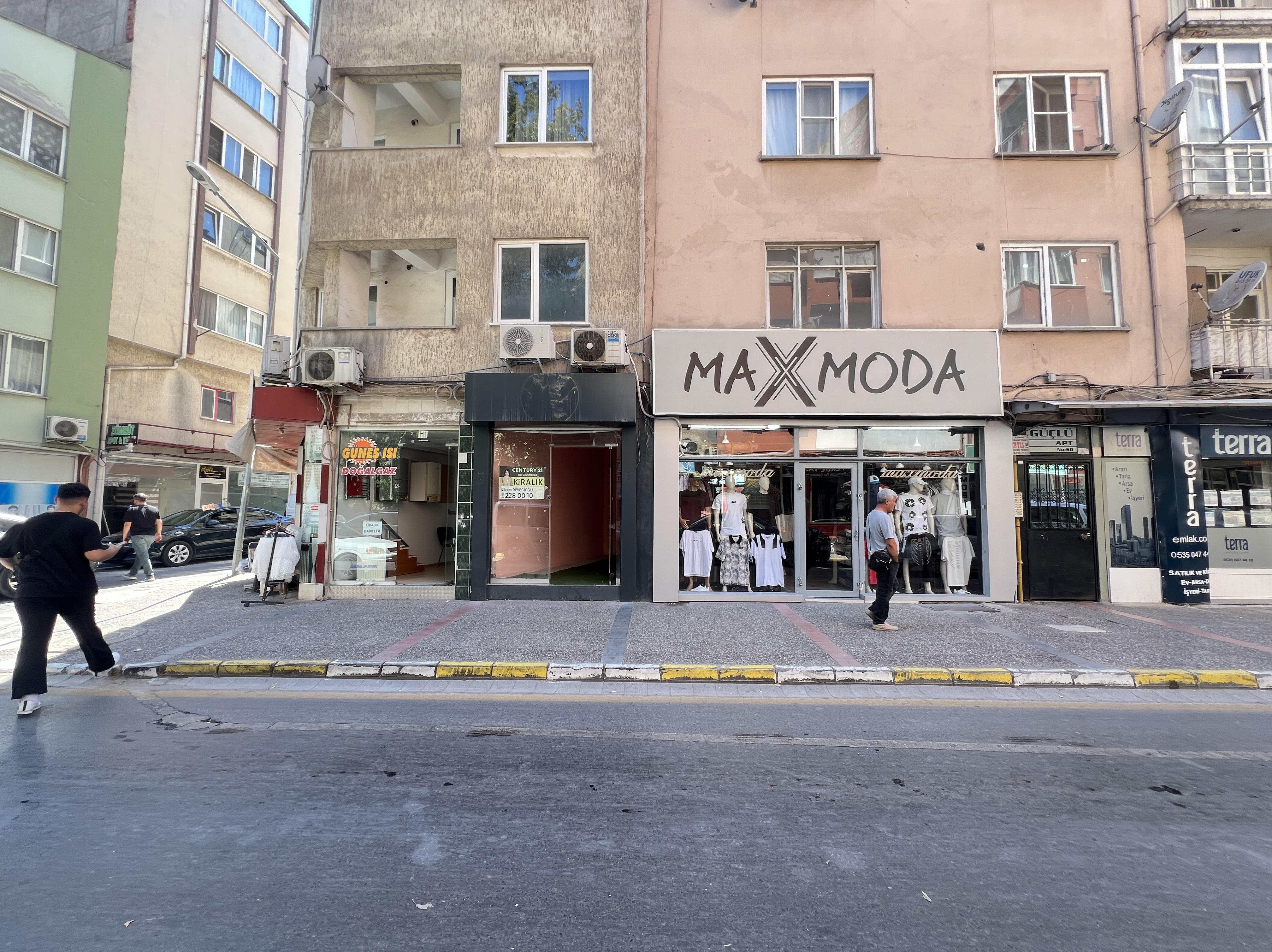 ÇARŞI MERKEZDE ATALAR CADDESİ ÜZERİ KİRALIK DÜKKAN