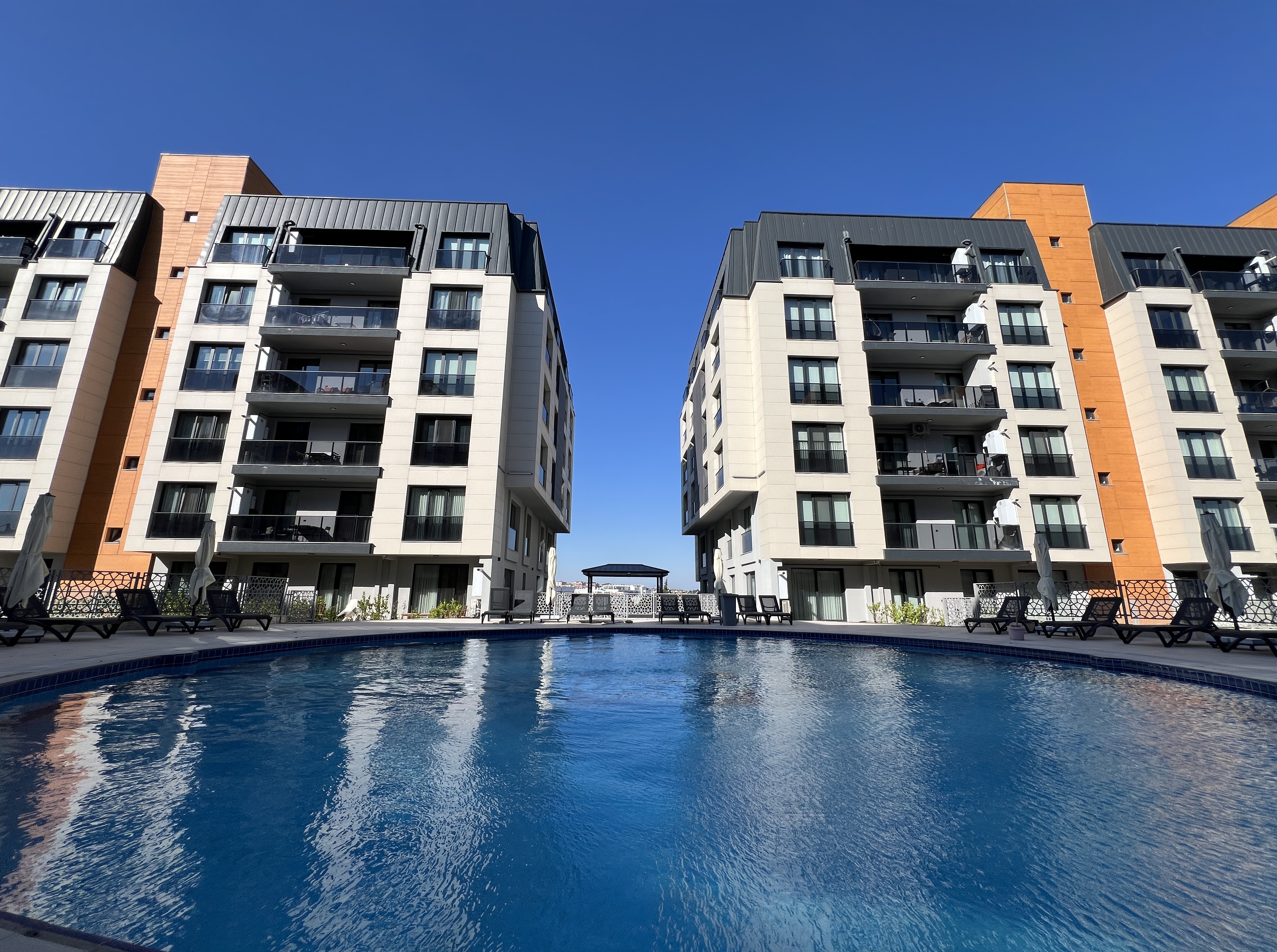 AYYILDIZ KONUTLARI A BLOKTA HAVUZLU SATILIK 2+1 LÜKS DAİRE
