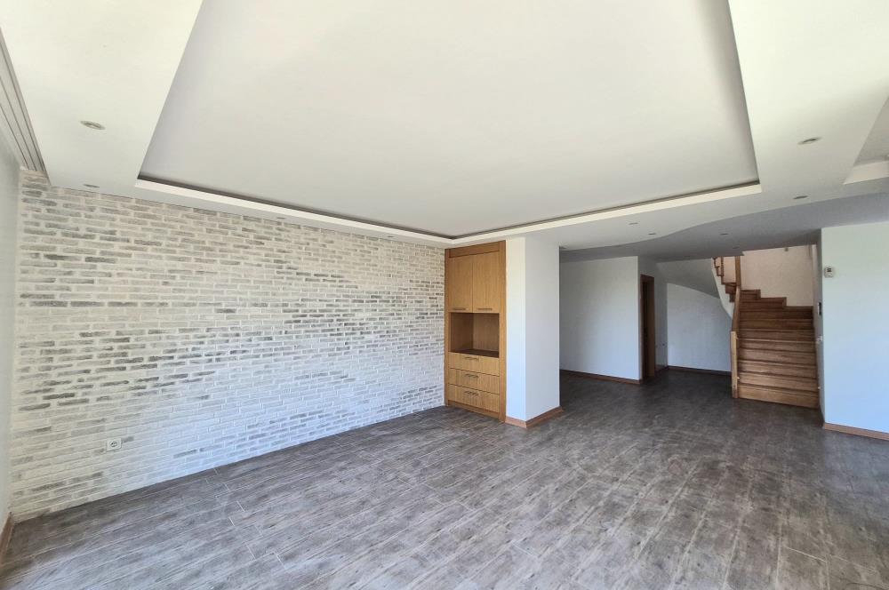 4+1 Panoramik Deniz Manzaralı, Havuz Cepheli Bahçe Dubleksi