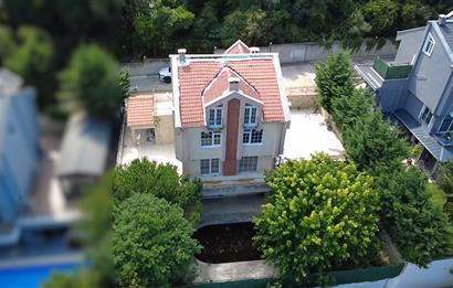 Site İçinde Havuzlu Müstakil Villa