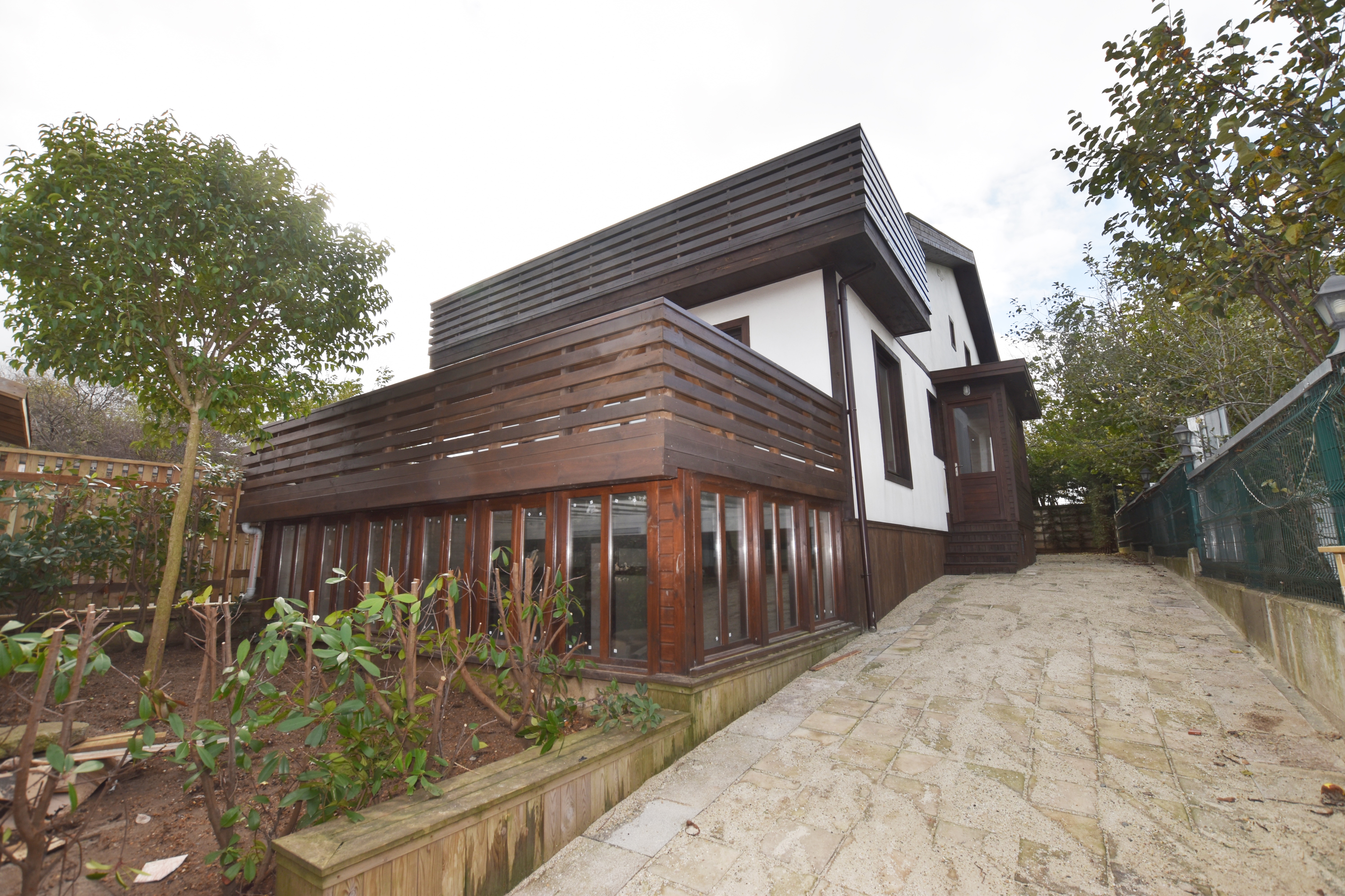 Zekeriyaköy'de Merkeze Yakın Kiralık Müstakil Girişli İkiz Villa