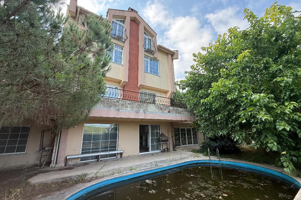 Site İçinde Havuzlu Müstakil Villa