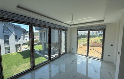 Kilyos'ta Havuzlu Butik Sitede Müstakil 4+2 Villa