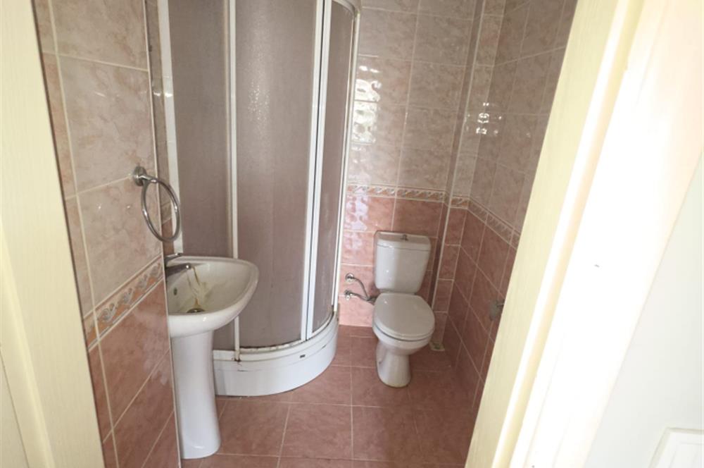 KOŞUYOLUNA YAKIN ÖZLEM SİTESİNDE BOŞ KİRALIK DÜKKAN OFİS