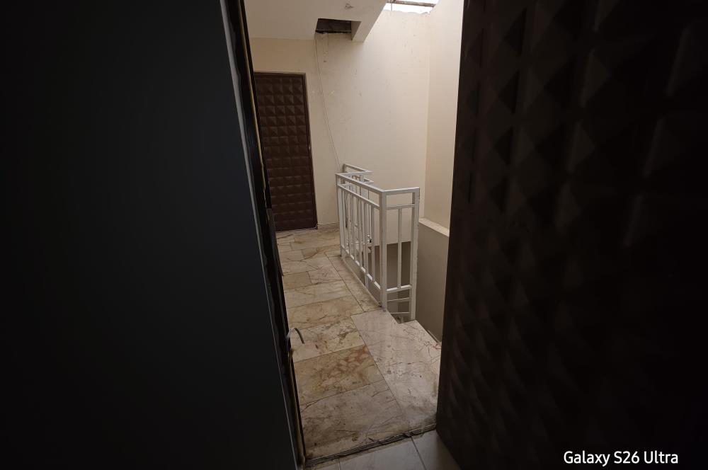 KOŞUYOLUNA YAKIN ÖZLEM SİTESİNDE BOŞ KİRALIK DÜKKAN OFİS