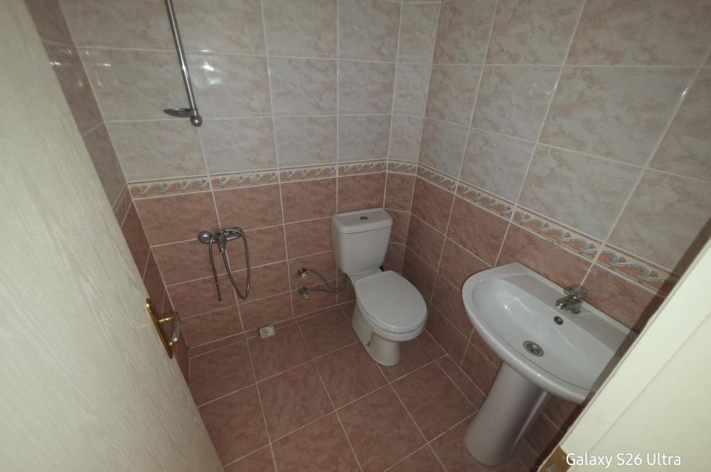 KOŞUYOLUNA YAKIN ÖZLEM SİTESİNDE BOŞ KİRALIK DÜKKAN OFİS