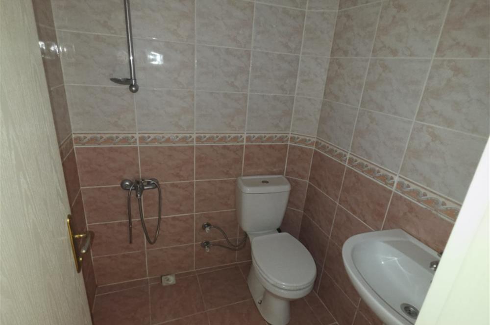 KOŞUYOLUNA YAKIN ÖZLEM SİTESİNDE BOŞ KİRALIK DÜKKAN OFİS