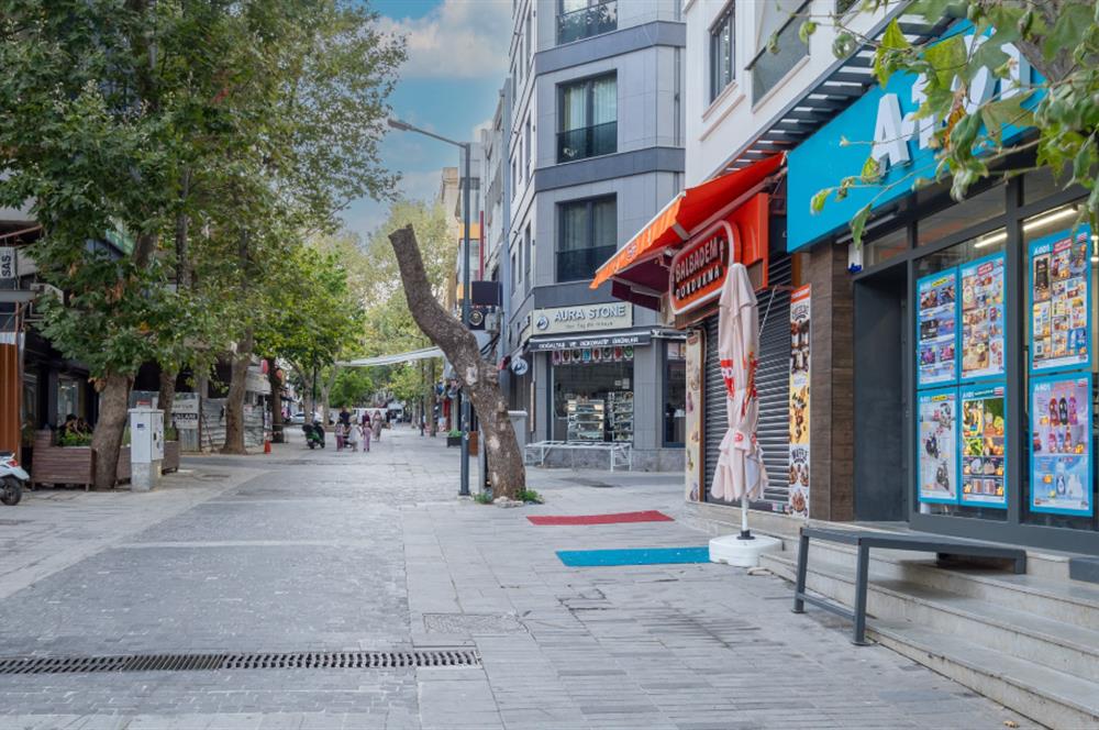 Maltepe Bağlarbaşı'nda Satılık Dükkan - 392 m²