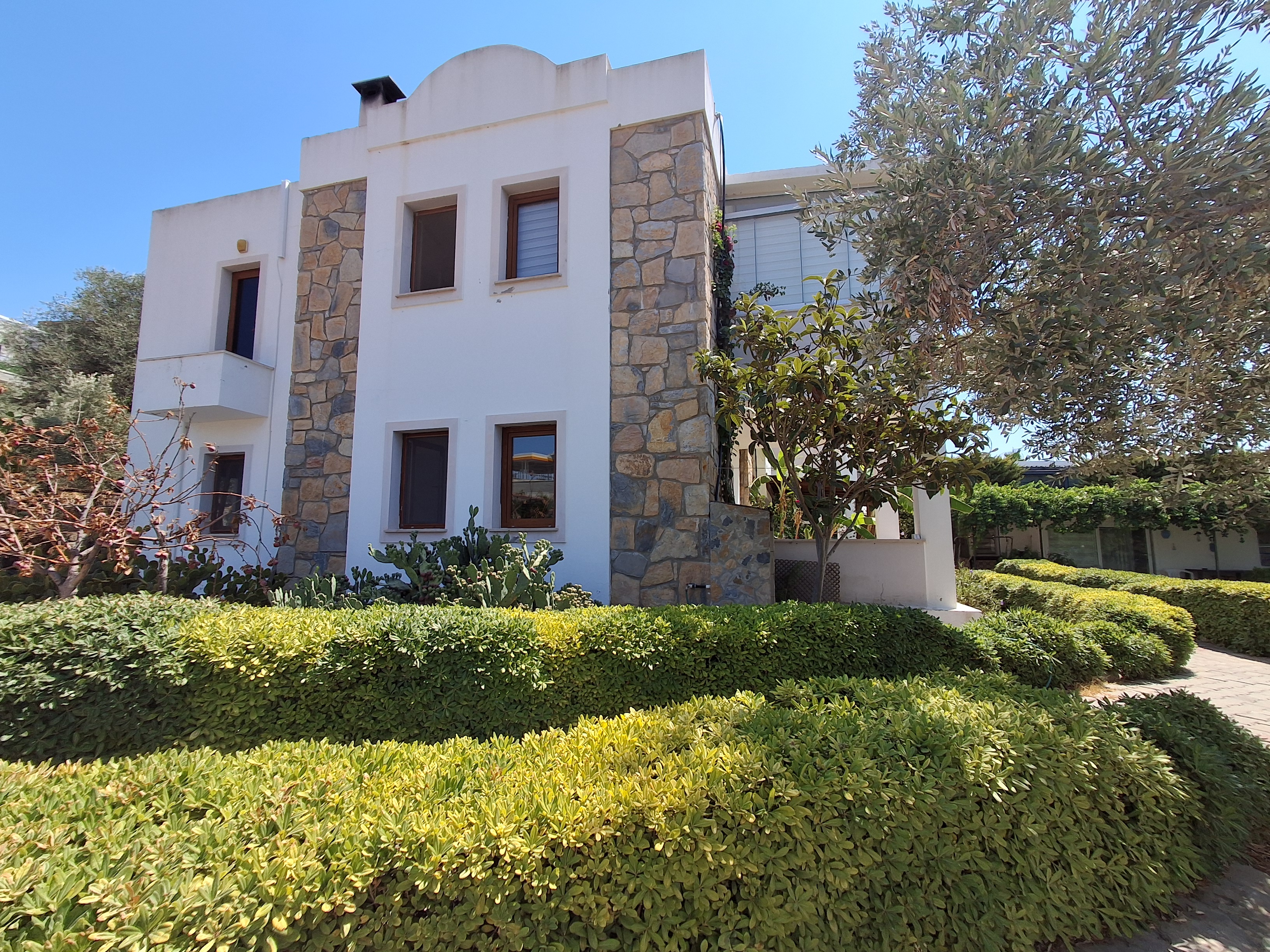 Bodrum Ortakent  kiralık eşyasız 2+1 giriş katı daire
