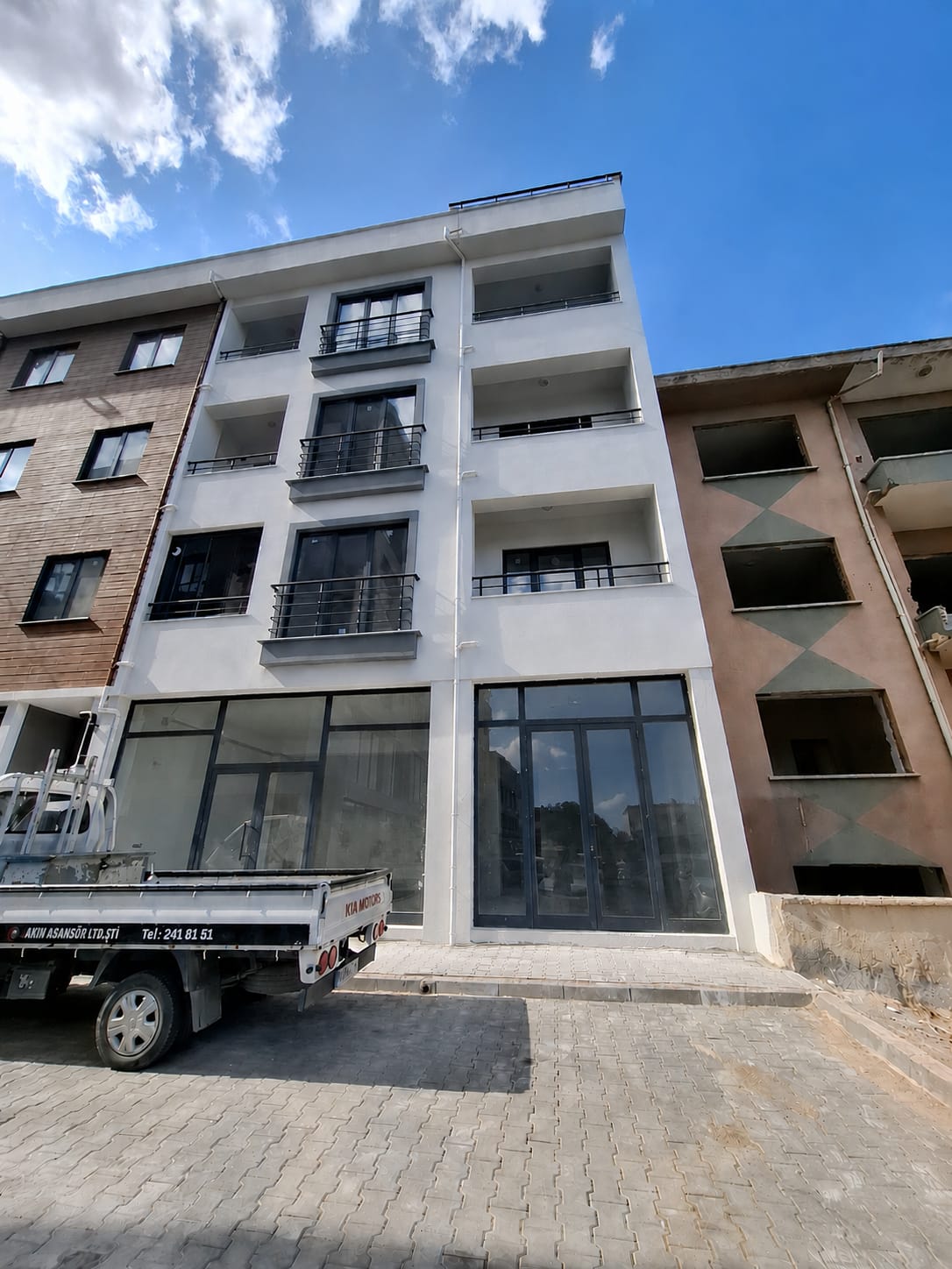 C21 BAL'DAN EGE MH. KÖYLÜ GARAJINDA KİRALIK DÜKKAN