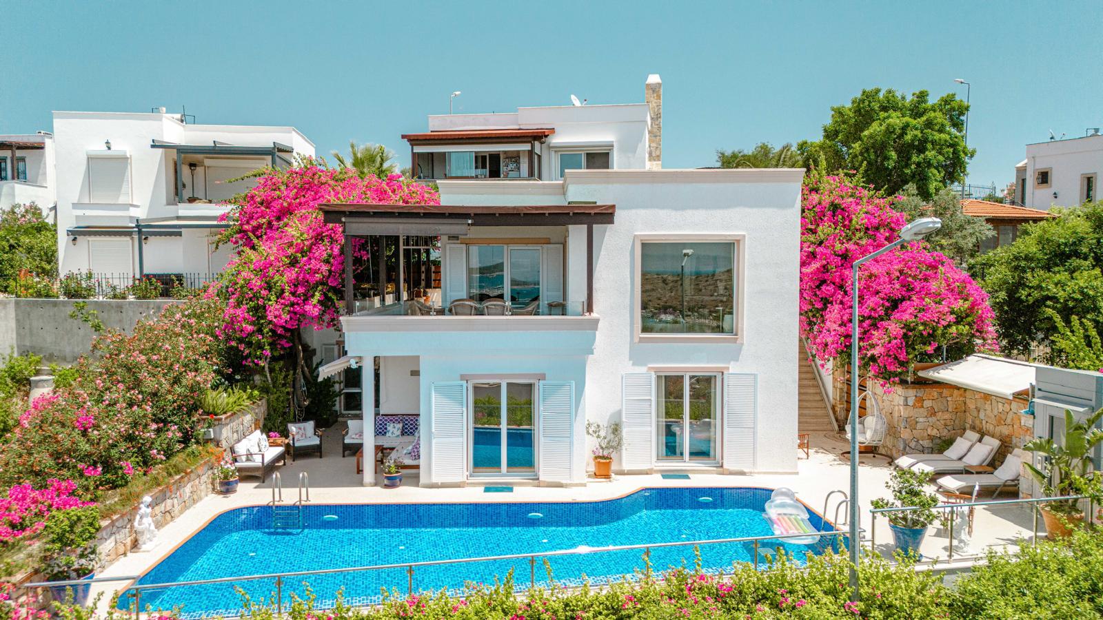 Bodrum Bardakçı Deniz Manzaralı ve Özel Havuzlu Kiralık Villa