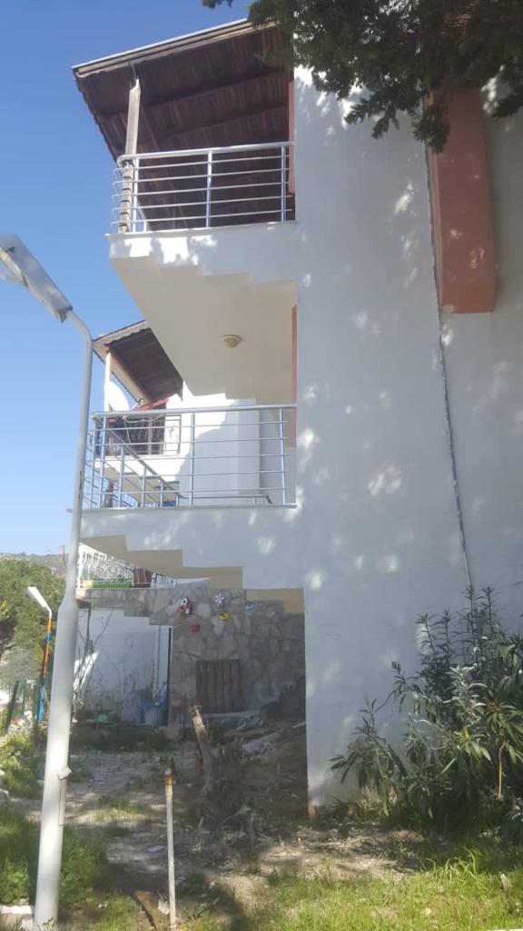 Kuşadası'nın merkezi konumdaki  Türkmen Mahallesi Kuyumcular sitesinde 3+1 villamız kiralık.