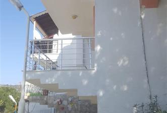 Kuşadası'nın merkezi konumdaki  Türkmen Mahallesi Kuyumcular sitesinde 3+1 villamız kiralık. - 1 - 36527