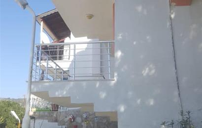 Kuşadası'nın merkezi konumdaki  Türkmen Mahallesi Kuyumcular sitesinde 3+1 villamız kiralık.