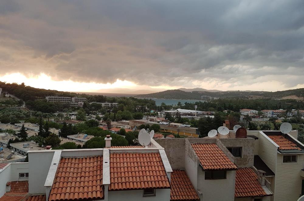 Kuşadası'nın merkezi konumdaki  Türkmen Mahallesi Kuyumcular sitesinde 3+1 villamız kiralık.