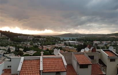 Kuşadası'nın merkezi konumdaki  Türkmen Mahallesi Kuyumcular sitesinde 3+1 villamız kiralık.