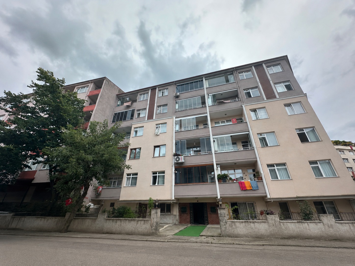 C21 UZMANDAN AYASOFYA DA ORMAN SİTESİ 2+1 SATILIK DAİRE