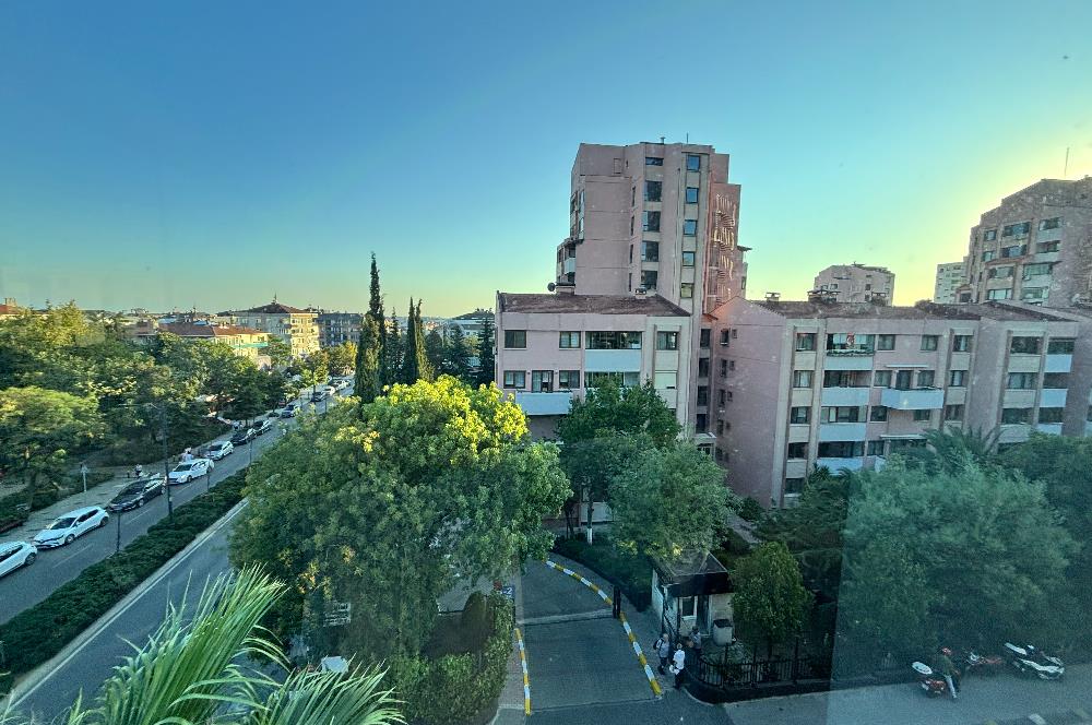 ACIBADEM CADDESİ’NDE ,CADDE CEPHELİ,155 M2,3+1 SATILIK ARA KAT