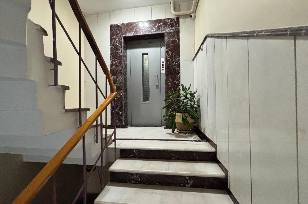 ACIBADEM CADDESİ’NDE ,CADDE CEPHELİ,155 M2,3+1 SATILIK ARA KAT