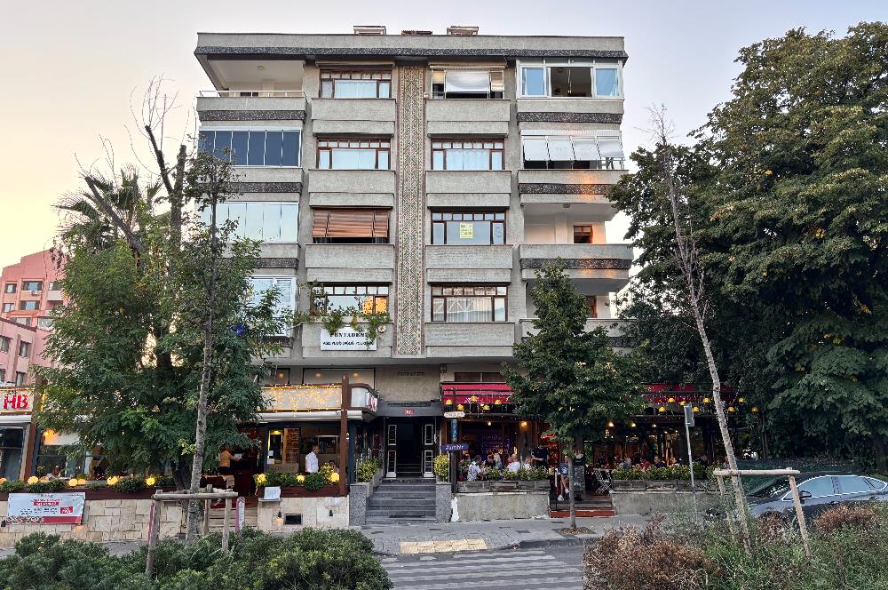 ACIBADEM CADDESİ’NDE ,CADDE CEPHELİ,155 M2,3+1 SATILIK ARA KAT