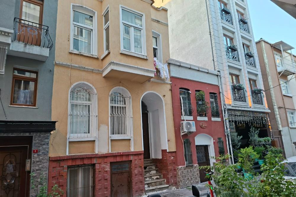 Muhsine Hatun'da 52m2 tapulu 2 katlı bahçeli kagir ev-yatırımlık