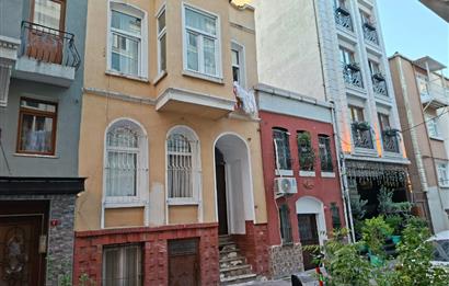 Muhsine Hatun'da 52m2 tapulu 2 katlı bahçeli kagir ev-yatırımlık