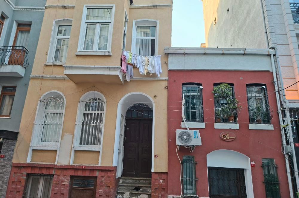 Muhsine Hatun'da 58m2 tapulu 3 katlı bahçeli kagir ev-yatırımlık