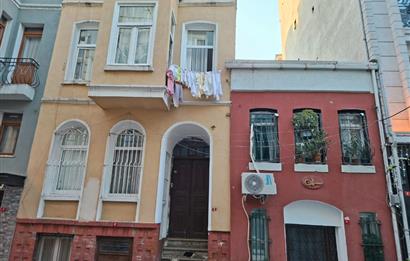 Muhsine Hatun'da 58m2 tapulu 3 katlı bahçeli kagir ev-yatırımlık