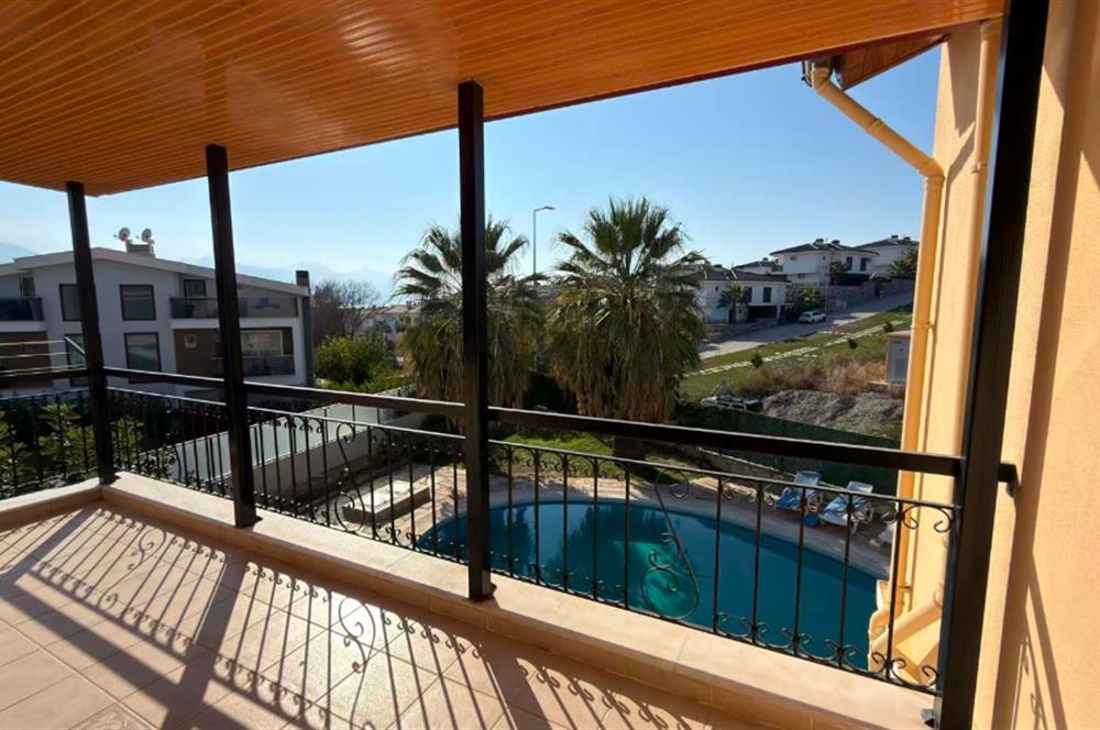 Kuşadası Samos Villalarında Özel Havuzlu,Geniş Bahçeli 4+1 Villa