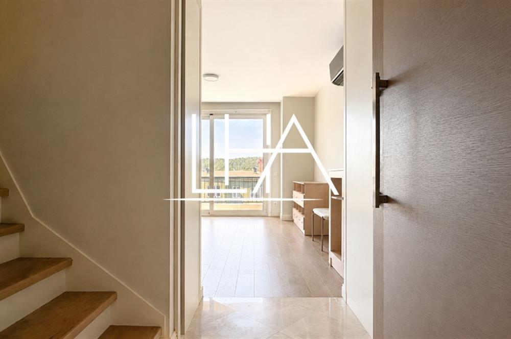C21'DEN LARUS LOFT SİTESİ'NDE İÇ CEPHEYE BAKAN FULL EŞYALI DAİRE
