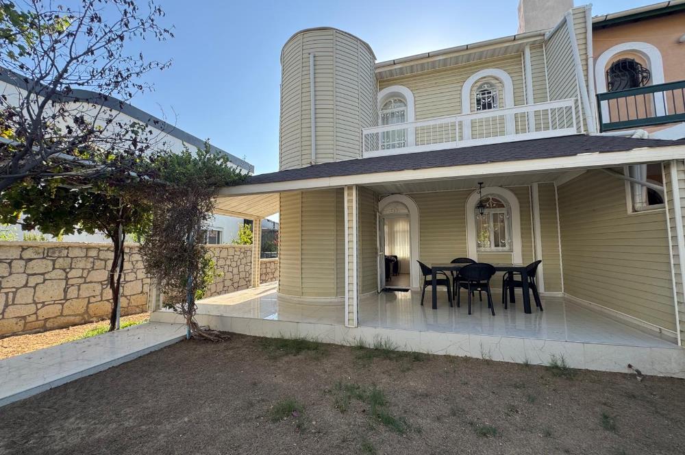 Çeşme Deniz Obası Sitesi'nde Satılık 2+1 Bahçeli Dubleks Villa