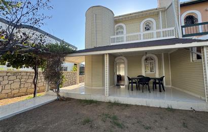 Çeşme Deniz Obası Sitesi'nde Satılık 2+1 Bahçeli Dubleks Villa