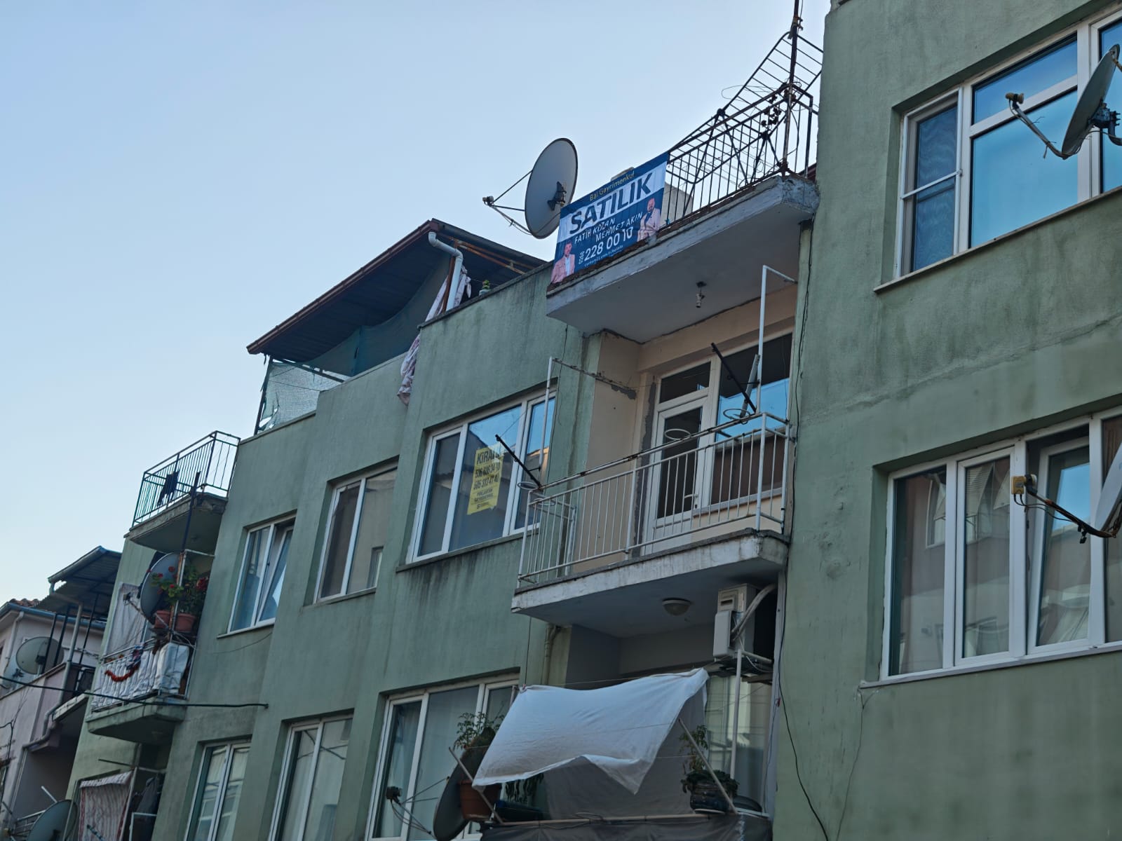 DİNKÇİLER MAHALLESİNDE   SATILIK  2+1  ÇATI KATI DAİRE CENTURY 21 BAL'DAN  