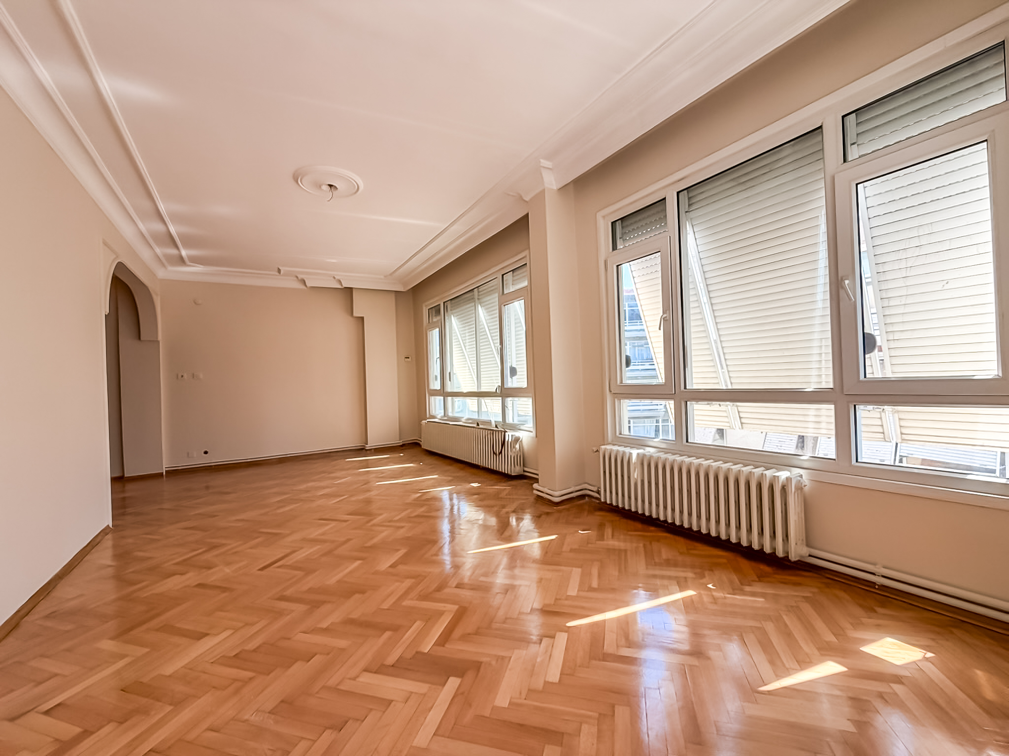 MODA RUŞENAĞA SOKAK'TA | 90 M² NET | KÖŞE DAİRE | 2 BALKON