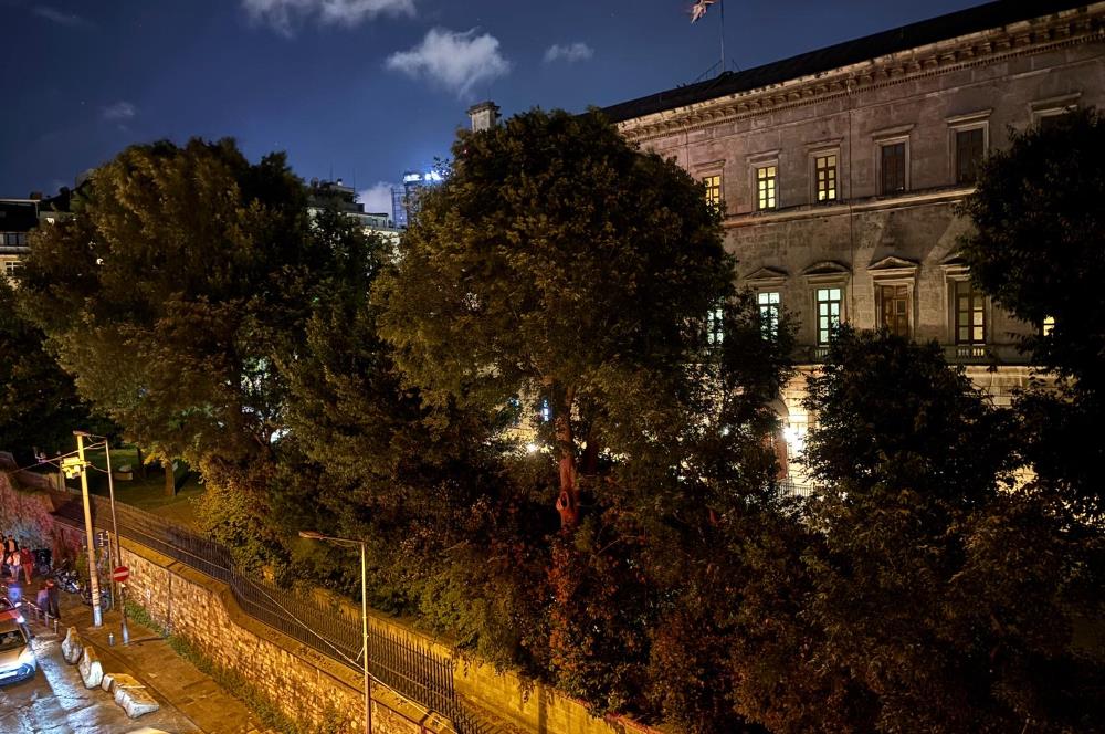 Beyoğlu’nun merkezi ve prestijli bölgelerinden tamamen yenilenmiş satılık 2+1 