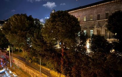 Beyoğlu’nun merkezi ve prestijli bölgelerinden tamamen yenilenmiş satılık 2+1 