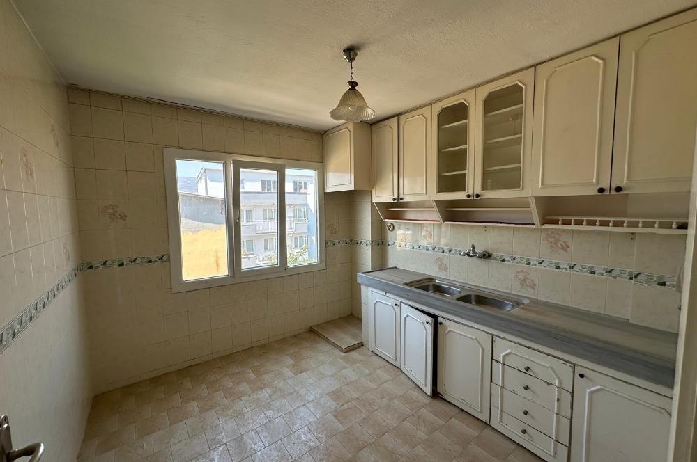 Bornova Yeşilova Mh.de Merkezi Konumda 3+1 Satılık Daire