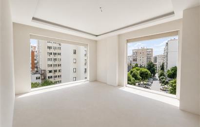 Kadıkoy  Kozyatagı merkezi konumda 2 + 1 satılık
