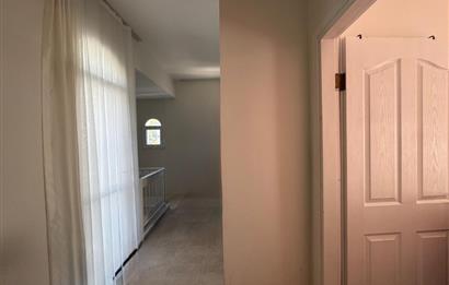 Çeşme Deniz Obası Sitesi'nde Satılık 2+1 Bahçeli Dubleks Villa