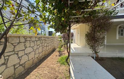 Çeşme Deniz Obası Sitesi'nde Satılık 2+1 Bahçeli Dubleks Villa