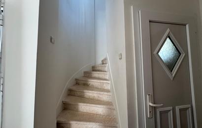 Çeşme Deniz Obası Sitesi'nde Satılık 2+1 Bahçeli Dubleks Villa