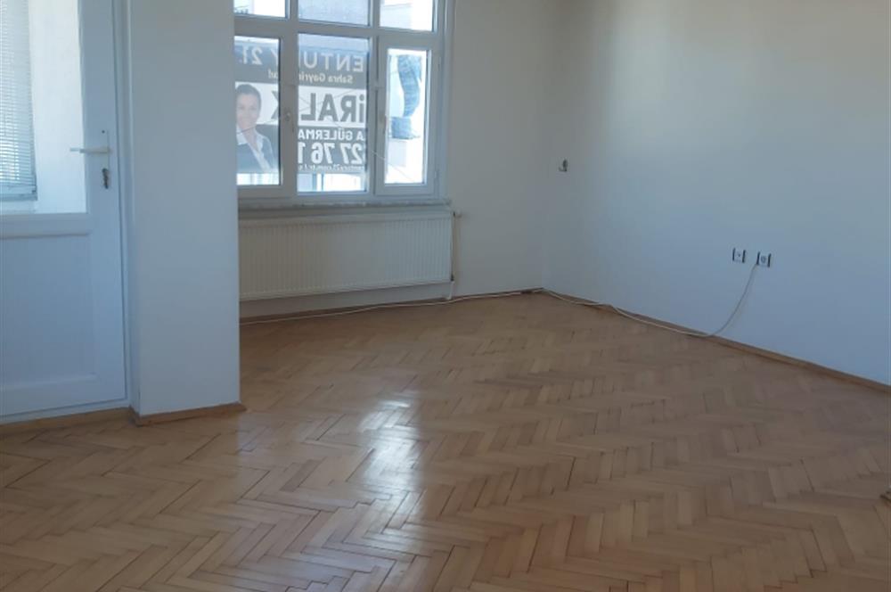 Çamlıca Tepesi Manzaralı 3 Balkonlu 3+1 Ara Kat Köşe Daire