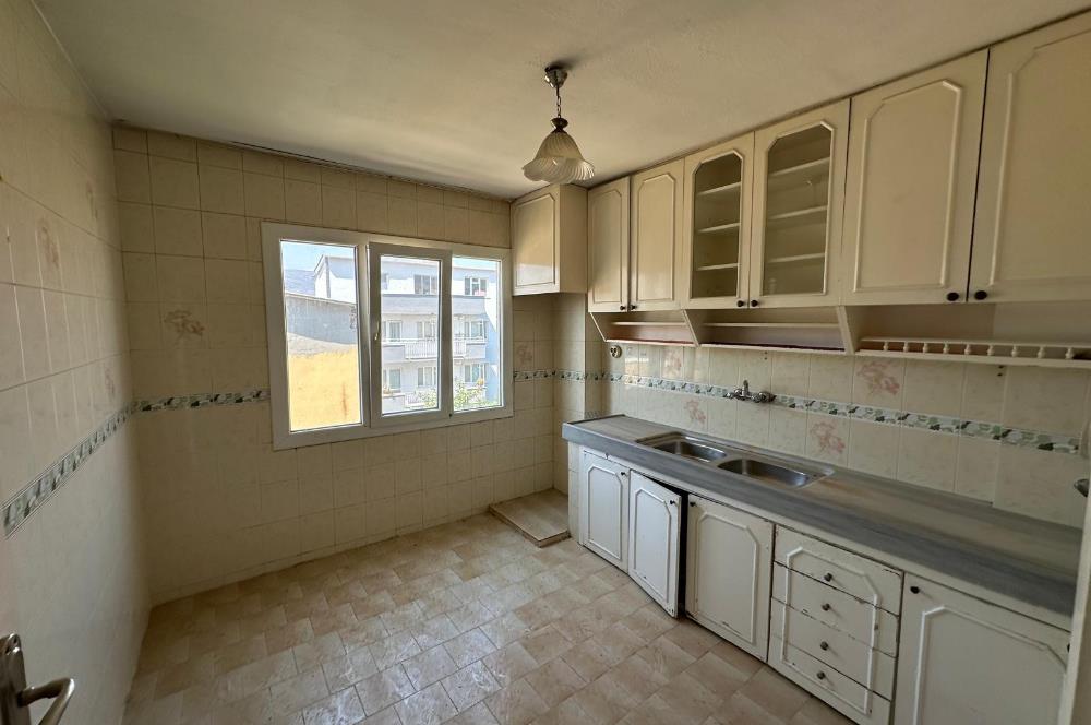 Bornova Yeşilova Mh.de Merkezi Konumda 3+1 Satılık Daire