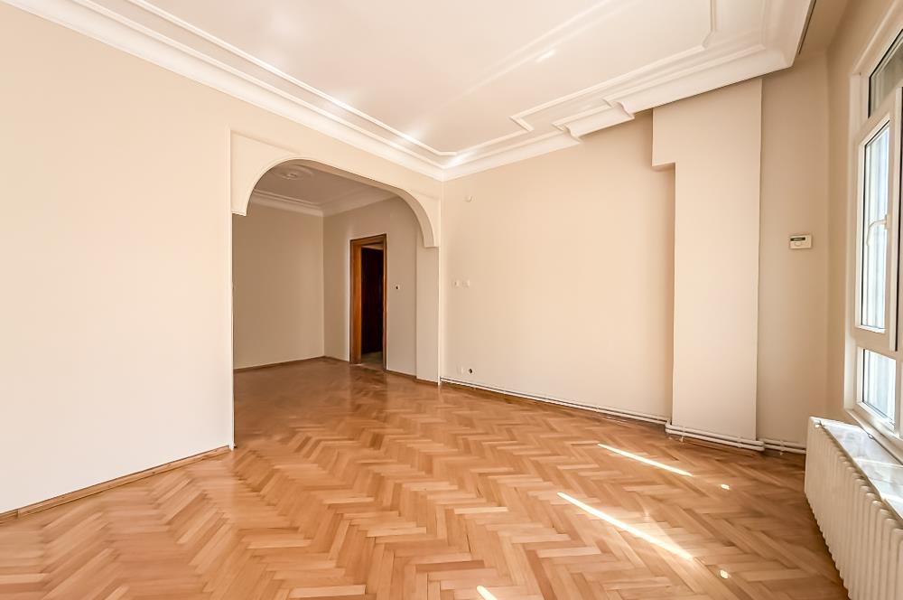 MODA RUŞENAĞA SOKAK'TA | 90 M² NET | KÖŞE DAİRE | 2 BALKON