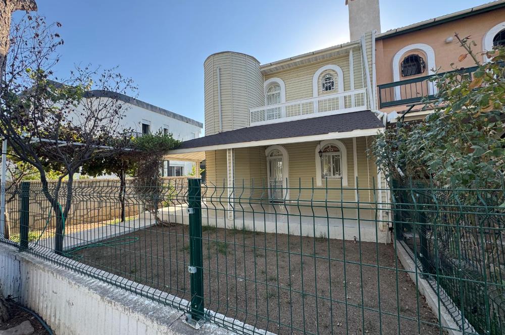 Çeşme Deniz Obası Sitesi'nde Satılık 2+1 Bahçeli Dubleks Villa