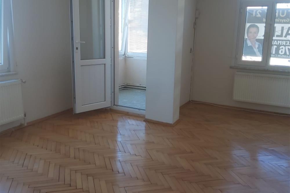 Çamlıca Tepesi Manzaralı 3 Balkonlu 3+1 Ara Kat Köşe Daire