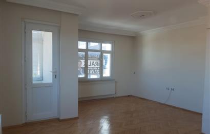 Çamlıca Tepesi Manzaralı 3 Balkonlu 3+1 Ara Kat Köşe Daire