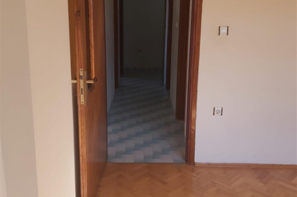 Çamlıca Tepesi Manzaralı 3 Balkonlu 3+1 Ara Kat Köşe Daire
