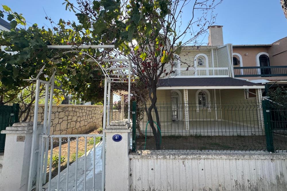 Çeşme Deniz Obası Sitesi'nde Satılık 2+1 Bahçeli Dubleks Villa