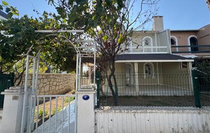 Çeşme Deniz Obası Sitesi'nde Satılık 2+1 Bahçeli Dubleks Villa